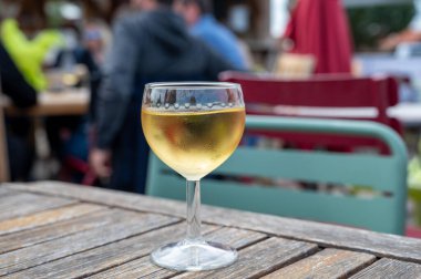 Bordeaux şarabı tatmak, Fransa. Açık hava restoranında bir bardak beyaz Fransız şarabı, Gujan-Mestras 'ta istiridye çiftliği, Arcachon körfezi.