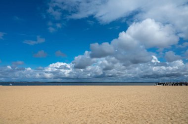 Güneşli Arcachon 'da kumsalda yürümek, Atlantik kıyısındaki tatil beldesi güzel parklar, villalar, sokaklar ve kumlu plajlar ve çam ağaçları, Fransa
