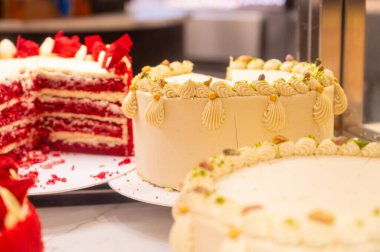 Kırmızı meyve tatlı kırmızı kadife tart taze çilek ve krem şantili