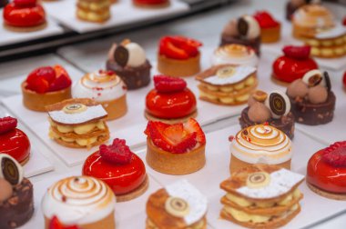 Şekerleme dükkanında çeşitli tatlı kekler, kırmızı meyve ve böğürtlenler kremalı turtalar.