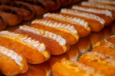 Şekerleme dükkanında kremalı kremayla dolu çeşitli tatlı kek ekleri--