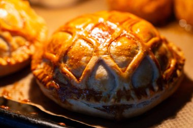 Mini fırında taze pişmiş tavuk Wellington turtaları, İngiliz hamur işleri, atıştırmalıklar.