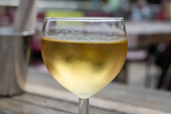 stock image Tasting of Bordeaux white wine in Sauternes, left bank of Gironde Estuary, France. Glasses of white sweet French wine served for lunch in outdoor restaurant
