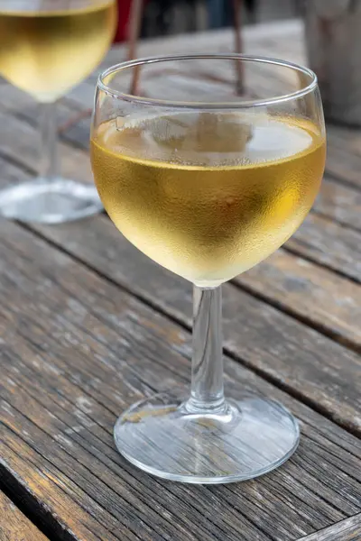 Sauternes 'de Bordeaux şarabı tatmak, Gironde Estuary, Fransa' nın sol kıyısında. Açık hava restoranında öğle yemeğinde servis edilen beyaz tatlı Fransız şarabı.