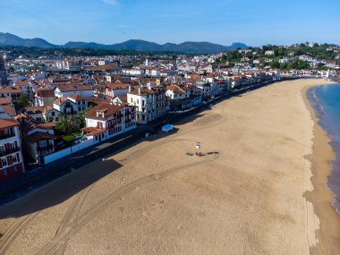 Ciboure ve Saint Jean de Luz kasabaları körfezi, liman, Bask kıyısında kumlu plaj, güzel mimari, doğa ve mutfak, Güney Fransa, Bask Ülkesi