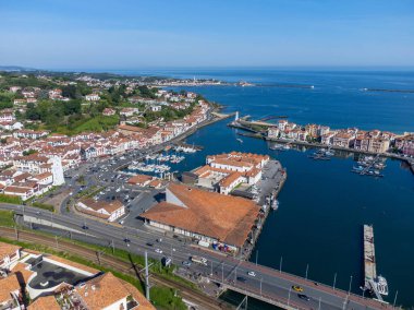 Ciboure ve Saint Jean de Luz kasabaları körfezi, liman, Bask kıyısında kumlu plaj, güzel mimari, doğa ve mutfak, Güney Fransa, Bask Ülkesi
