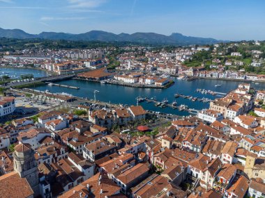 Ciboure ve Saint Jean de Luz kasabaları körfezi, liman, Bask kıyısında kumlu plaj, güzel mimari, doğa ve mutfak, Güney Fransa, Bask Ülkesi