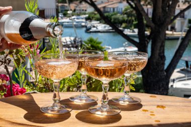 Fransız brut şampanyası şampanya köpüklü şarap. Port Grimaud 'da yat limanında, Saint-Tropez yakınlarında, Fransız Riviera tatili, Var, Fransa yaz tatili.
