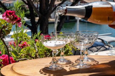 Fransız brut şampanyası şampanya köpüklü şarap. Port Grimaud 'da yat limanında, Saint-Tropez yakınlarında, Fransız Riviera tatili, Var, Fransa yaz tatili.