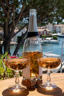 Fransız brut şampanyası şampanya köpüklü şarap. Port Grimaud 'da yat limanında, Saint-Tropez yakınlarında, Fransız Riviera tatili, Var, Fransa yaz tatili.