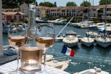 Bir bardak soğuk gül gris Cote de Provence şarabı Port Grimaud limanında, yaz tatili Provence, Fransa 'da Fransız Riviera' sında, şarap tatma