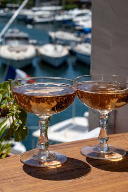 Fransız brut şampanyası şampanya köpüklü şarap. Port Grimaud 'da yat limanında, Saint-Tropez yakınlarında, Fransız Riviera tatili, Var, Fransa yaz tatili.