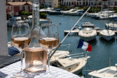 Bir bardak soğuk gül gris Cote de Provence şarabı Port Grimaud limanında, yaz tatili Provence, Fransa 'da Fransız Riviera' sında, şarap tatma
