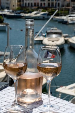 Bir bardak soğuk gül gris Cote de Provence şarabı Port Grimaud limanında, yaz tatili Provence, Fransa 'da Fransız Riviera' sında, şarap tatma