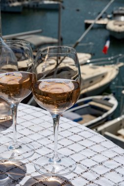 Bir bardak soğuk gül gris Cote de Provence şarabı Port Grimaud limanında, yaz tatili Provence, Fransa 'da Fransız Riviera' sında, şarap tatma