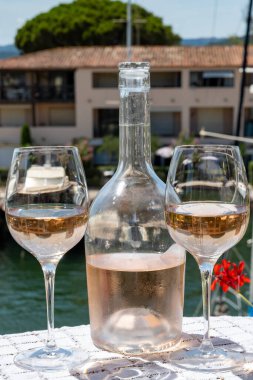 Bir bardak soğuk gül gris Cote de Provence şarabı Port Grimaud limanında, yaz tatili Provence, Fransa 'da Fransız Riviera' sında, şarap tatma