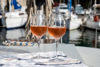 Fransız Riviera 'sı Fransa' nın güneyinde Cannes yakınlarındaki Fransız Riviera 'sı, Provence' de La Napoule Körfezi 'nde demirlemiş yatta soğuk gül şarabıyla parti.