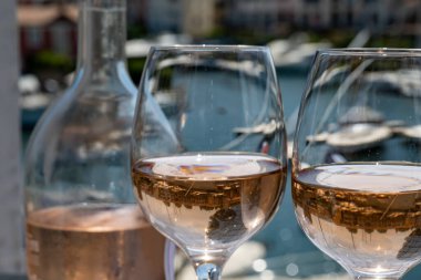 Bir bardak soğuk gül gris Cote de Provence şarabı Port Grimaud limanında, yaz tatili Provence, Fransa 'da Fransız Riviera' sında, şarap tatma