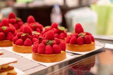 Tatlı kek, kırmızı meyve ve meyveli taze taze kremalı tart.