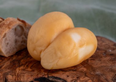 Peynir koleksiyonu, İtalyan peyniri scamorza, caciocavallo, Güney İtalya 'da inek sütünden yapılan provolone...