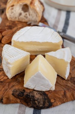 Fransız yumuşak Camembert peyniri, orijinal Camembert de Normandie ham pastörize edilmemiş inek sütünden yapılır.