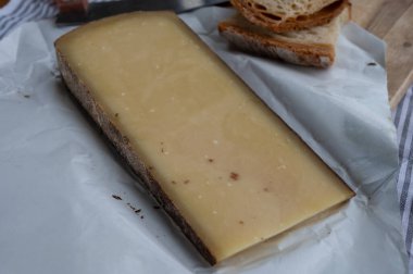 Mağara peynirinde yıllanmış Fransız. Kahverengi kabuklu kont, pastörize edilmemiş inek sütünden yapılmış. Prestij, Vieille Reserve yakın plan.