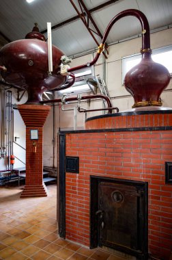 Charentias 'taki konyak ruhlarının çifte damıtma işlemi. Bakır alambik hala eski bir içki imalathanesinde, Charente, Segonzac, Grand Champagne, Fransa