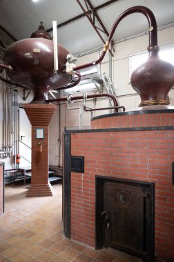 Charentias 'taki konyak ruhlarının çifte damıtma işlemi. Bakır alambik hala eski bir içki imalathanesinde, Charente, Segonzac, Grand Champagne, Fransa