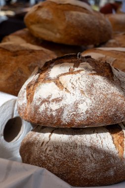 Sanatsal organik taze pişmiş koyu kahverengi çavdar ekmeği, biyolojik tahıllı ekmek...