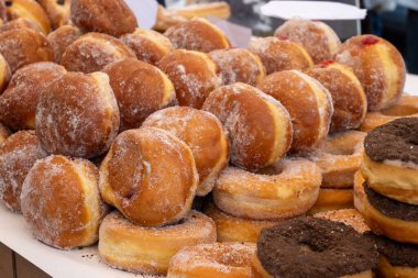 Yiyecek pazarında kremalı veya meyve reçelli doldurulmuş Berlin topları.