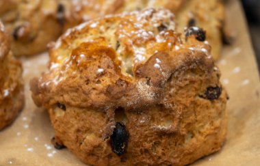 Geleneksel İngiliz çörekleri iyi pişmiş, Birleşik Krallık ve İrlanda 'da popüler, çay çörekleri farklı malzemelerle mayalı, yakın çekim.