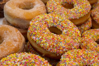 Şekerleme dükkanındaki tatlı tatlı tatlı çörek çeşitleri yakın.