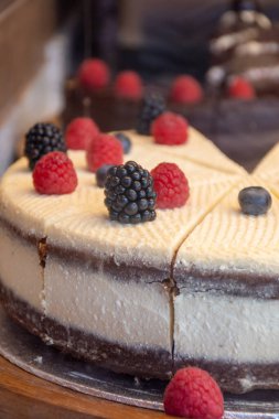 Fırında taze çilekli kırmızı meyve, tatlı peynirli kek turtası.