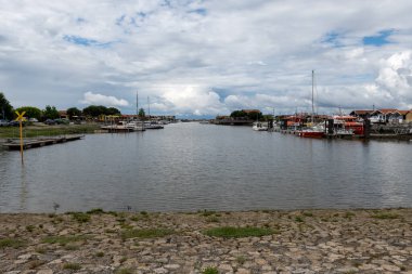 Fransa 'da seyahat, Gujan-Mestras köyünde eski ahşap kulübeler ve istiridye çiftlikleri, taze istiridye kabukları, Arcachon körfezi, Atlantik okyanusu, Fransa, turist durağı ekimi, balıkçılık ve satışı