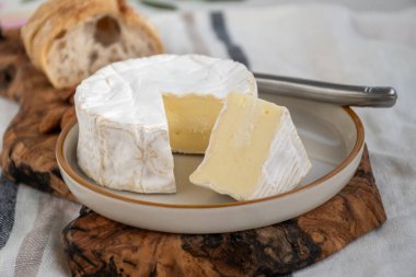 Fransız yumuşak Camembert peyniri, orijinal Camembert de Normandie ham pastörize edilmemiş inek sütünden yapılır.