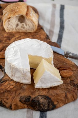Fransız yumuşak Camembert peyniri, orijinal Camembert de Normandie ham pastörize edilmemiş inek sütünden yapılır.