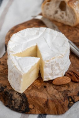Fransız yumuşak Camembert peyniri, orijinal Camembert de Normandie ham pastörize edilmemiş inek sütünden yapılır.