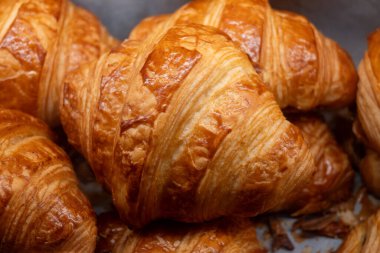 Fransa 'da kahvaltı, Paris, Fransa' da zanaat fırınında taze tereyağlı kruvasan, yakın plan.