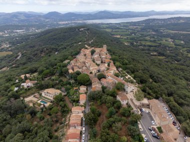 Yeşil tepeler, çam ağaçları ve meşe ağaçları, evler, Aziz Tropez körfezi, Gassin köyü, üzüm bağları, Provence, Var, Fransa