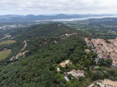 Yeşil tepeler, çam ağaçları ve meşe ağaçları, evler, Aziz Tropez körfezi, Gassin köyü, üzüm bağları, Provence, Var, Fransa