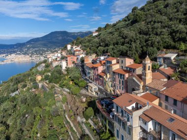 İtalyan Rivierası 'ndaki hava manzarası ve San Remo yakınlarındaki Ventimiglia, Grimaldi köyündeki Fransız-İtalyan sınırından gelen dağlar yukarıdan panoramik manzara.