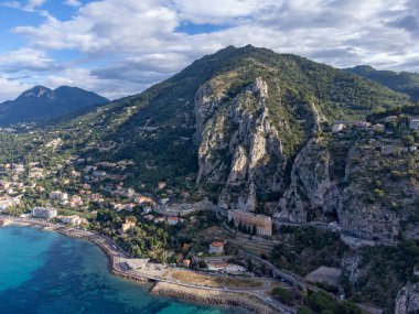 San-Remo yakınlarındaki Ventimiglia, Grimaldi köyündeki Fransız-İtalyan sınırından İtalyan Riviera ve Mavi Akdeniz 'e hava manzarası, yukarıdan panoramik manzara