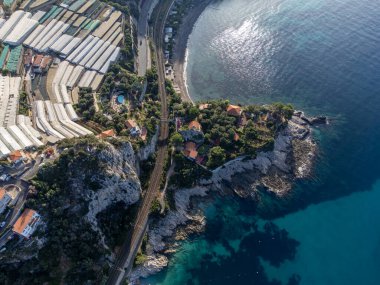 San-Remo yakınlarındaki Ventimiglia, Grimaldi köyündeki Fransız-İtalyan sınırından İtalyan Riviera ve Mavi Akdeniz 'e hava manzarası, yukarıdan panoramik manzara