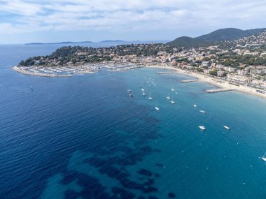 Botlardaki hava manzarası, Plage du Debarquement 'in berrak mavi suyu Cavalaire-sur-Mer ve La Croix-Valmer yakınlarındaki kumlu plaj, Fransız Riviera, Var, Provence, Fransa yaz tatili