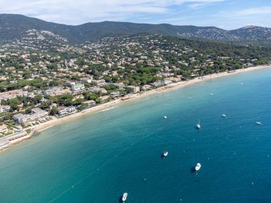 Botlardaki hava manzarası, Plage du Debarquement 'in berrak mavi suyu Cavalaire-sur-Mer ve La Croix-Valmer yakınlarındaki kumlu plaj, Fransız Riviera, Var, Provence, Fransa yaz tatili