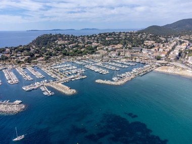 Yat teknelerinde hava manzarası, Cavalaire-sur-Mer yakınlarındaki beyaz kumlu sahil kristal berrak mavi deniz, Fransız Riviera, Var, Provence, Fransa yaz tatili