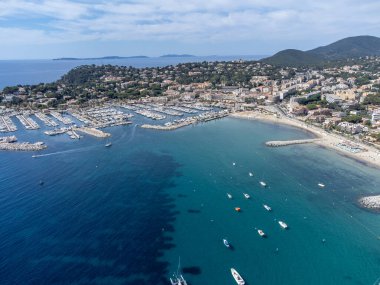 Yat teknelerinde hava manzarası, Cavalaire-sur-Mer yakınlarındaki beyaz kumlu sahil kristal berrak mavi deniz, Fransız Riviera, Var, Provence, Fransa yaz tatili