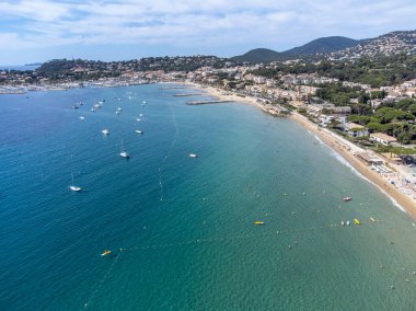 Botlardaki hava manzarası, Plage du Debarquement 'in berrak mavi suyu Cavalaire-sur-Mer ve La Croix-Valmer yakınlarındaki kumlu plaj, Fransız Riviera, Var, Provence, Fransa yaz tatili