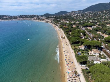 Botlardaki hava manzarası, Plage du Debarquement 'in berrak mavi suyu Cavalaire-sur-Mer ve La Croix-Valmer yakınlarındaki kumlu plaj, Fransız Riviera, Var, Provence, Fransa yaz tatili