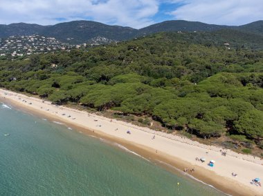 Botlardaki hava manzarası, Plage du Debarquement 'in berrak mavi suyu Cavalaire-sur-Mer ve La Croix-Valmer yakınlarındaki kumlu plaj, Fransız Riviera, Var, Provence, Fransa yaz tatili